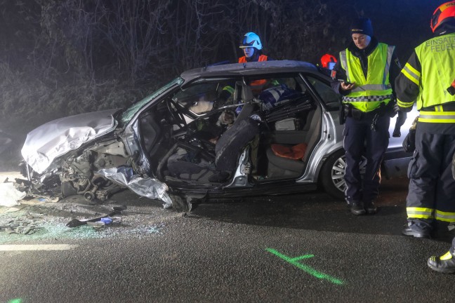 Menschenrettung nach schwerem Verkehrsunfall zwischen PKW und Kleintransporter in Wilhering