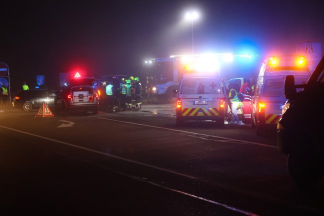 Drei Verletzte bei heftigem Kreuzungscrash auf Wallerner Stra�e in Pichl bei Wels