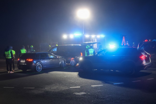 Drei Verletzte bei heftigem Kreuzungscrash auf Wallerner Stra�e in Pichl bei Wels