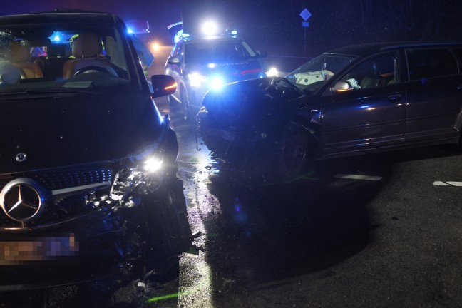 Drei Verletzte bei heftigem Kreuzungscrash auf Wallerner Stra�e in Pichl bei Wels