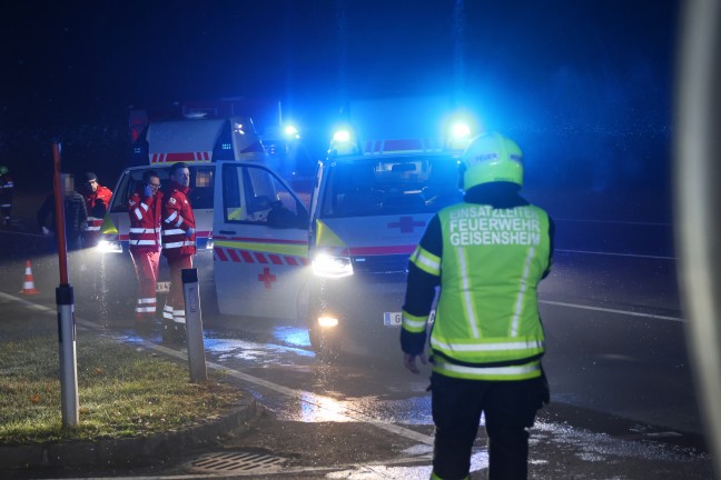 Drei Verletzte bei heftigem Kreuzungscrash auf Wallerner Stra�e in Pichl bei Wels