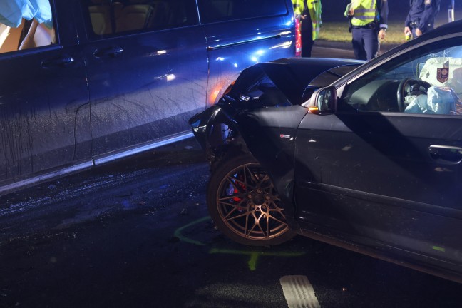 Drei Verletzte bei heftigem Kreuzungscrash auf Wallerner Stra�e in Pichl bei Wels