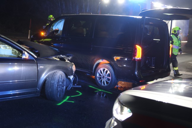 Drei Verletzte bei heftigem Kreuzungscrash auf Wallerner Stra�e in Pichl bei Wels