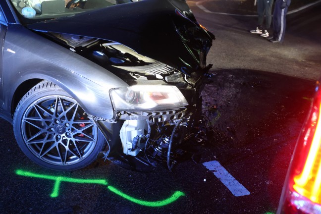Drei Verletzte bei heftigem Kreuzungscrash auf Wallerner Stra�e in Pichl bei Wels