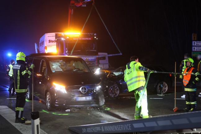 Drei Verletzte bei heftigem Kreuzungscrash auf Wallerner Stra�e in Pichl bei Wels