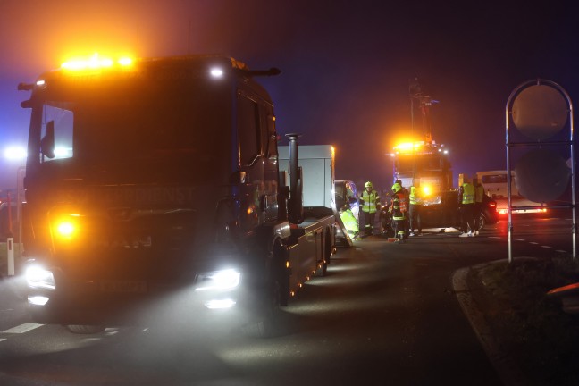 Drei Verletzte bei heftigem Kreuzungscrash auf Wallerner Stra�e in Pichl bei Wels