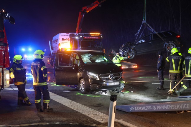 Drei Verletzte bei heftigem Kreuzungscrash auf Wallerner Stra�e in Pichl bei Wels