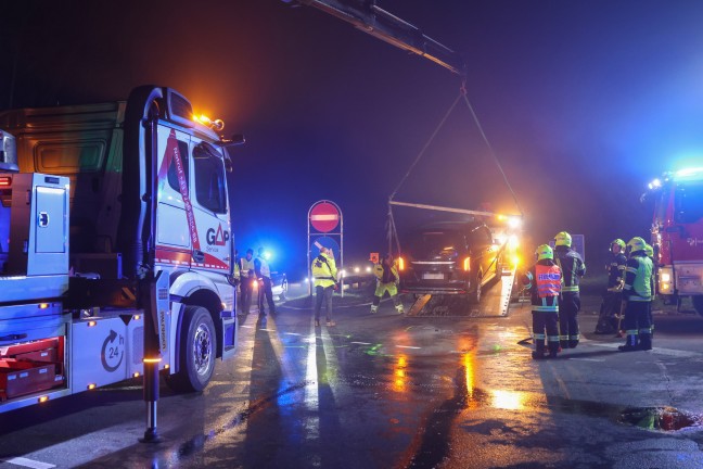 Drei Verletzte bei heftigem Kreuzungscrash auf Wallerner Stra�e in Pichl bei Wels