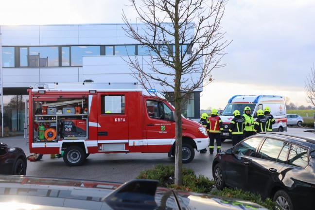 Sechs kaputte Autos: Autolenker landete nach medizinischem Notfall auf Firmenparkplatz in Pasching