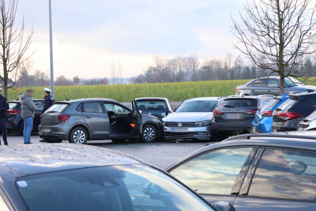 Sechs kaputte Autos: Autolenker landete nach medizinischem Notfall auf Firmenparkplatz in Pasching