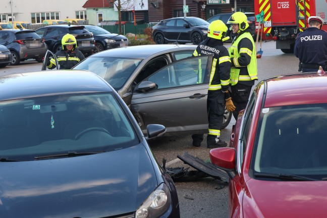Sechs kaputte Autos: Autolenker landete nach medizinischem Notfall auf Firmenparkplatz in Pasching