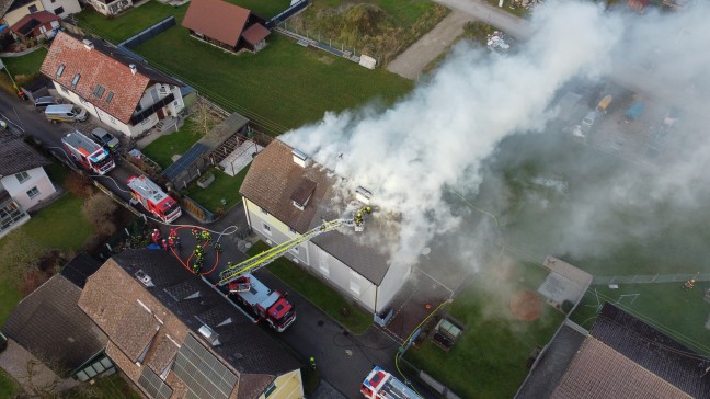 F�nf Feuerwehren bei Dachstuhlbrand bei einem Doppelhaus in Attnang-Puchheim im Einsatz