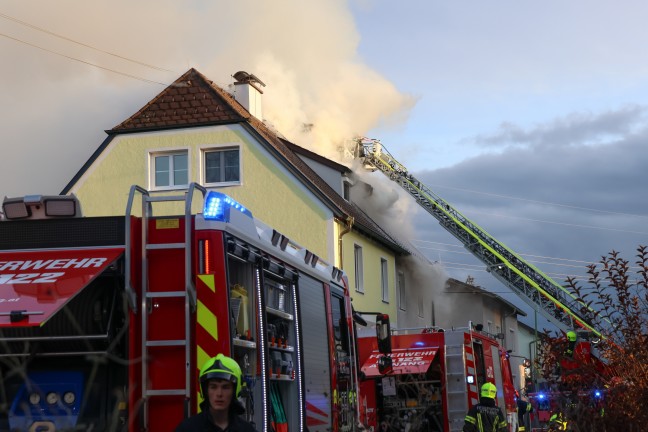 F�nf Feuerwehren bei Dachstuhlbrand bei einem Doppelhaus in Attnang-Puchheim im Einsatz