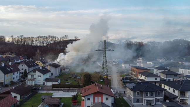 F�nf Feuerwehren bei Dachstuhlbrand bei einem Doppelhaus in Attnang-Puchheim im Einsatz