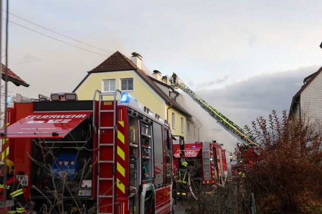 F�nf Feuerwehren bei Dachstuhlbrand bei einem Doppelhaus in Attnang-Puchheim im Einsatz