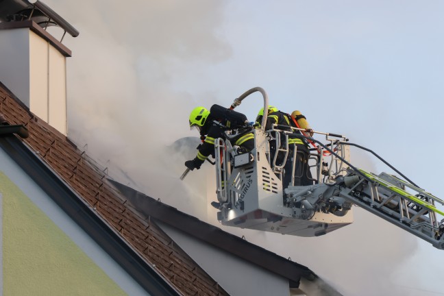F�nf Feuerwehren bei Dachstuhlbrand bei einem Doppelhaus in Attnang-Puchheim im Einsatz