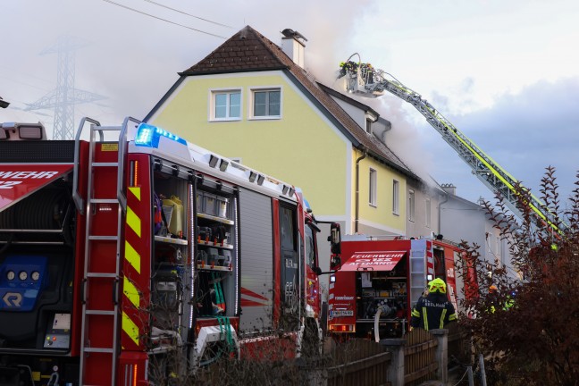 F�nf Feuerwehren bei Dachstuhlbrand bei einem Doppelhaus in Attnang-Puchheim im Einsatz