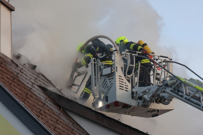 F�nf Feuerwehren bei Dachstuhlbrand bei einem Doppelhaus in Attnang-Puchheim im Einsatz