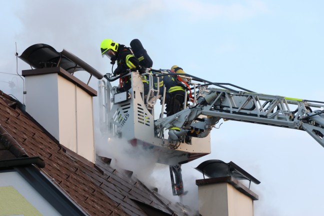 F�nf Feuerwehren bei Dachstuhlbrand bei einem Doppelhaus in Attnang-Puchheim im Einsatz