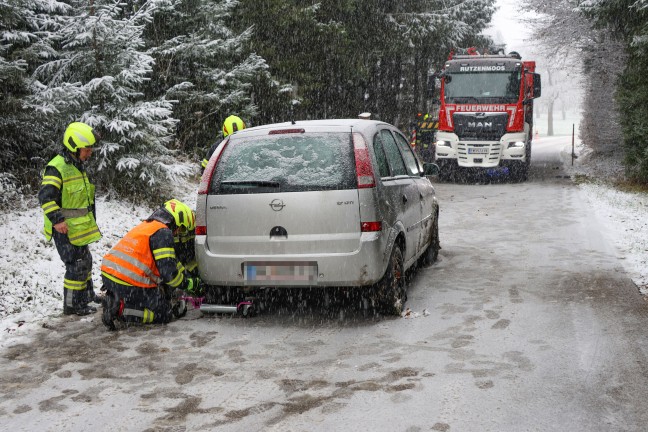 Regau: Autolenkerin bei winterlichen Fahrbedingungen von der Stra�e abgekommen