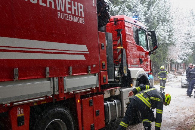 Regau: Autolenkerin bei winterlichen Fahrbedingungen von der Stra�e abgekommen