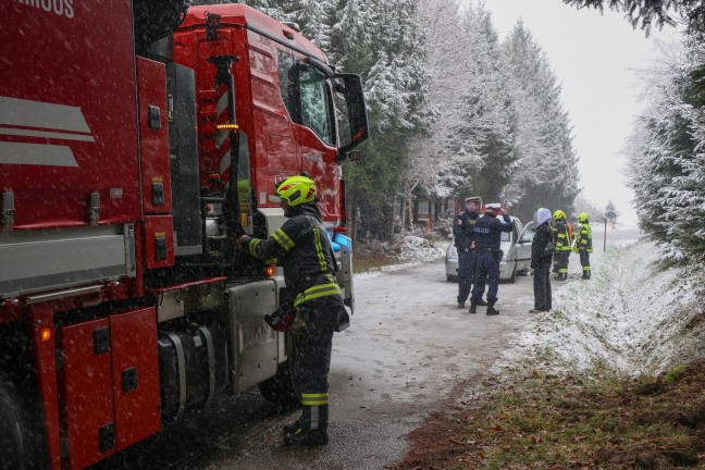Regau: Autolenkerin bei winterlichen Fahrbedingungen von der Stra�e abgekommen
