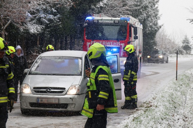 Regau: Autolenkerin bei winterlichen Fahrbedingungen von der Stra�e abgekommen