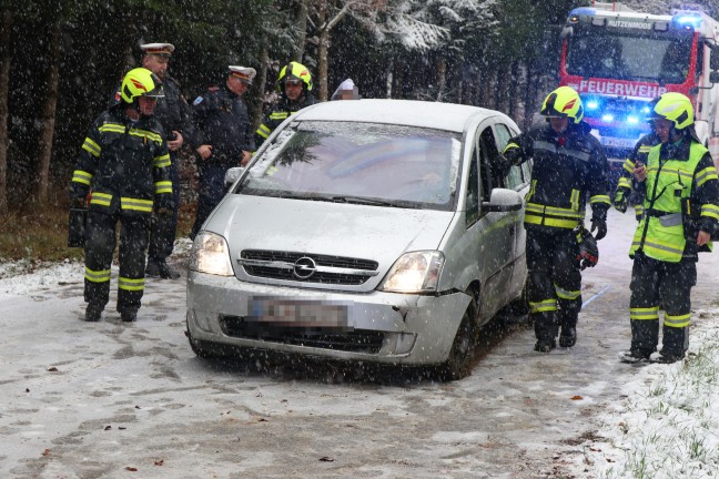 Regau: Autolenkerin bei winterlichen Fahrbedingungen von der Stra�e abgekommen