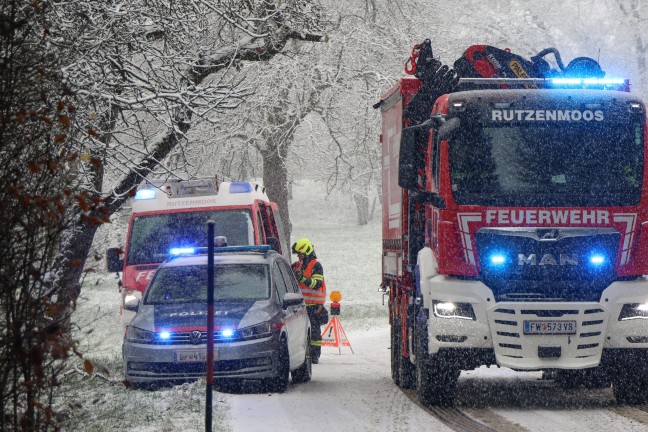 Regau: Autolenkerin bei winterlichen Fahrbedingungen von der Stra�e abgekommen