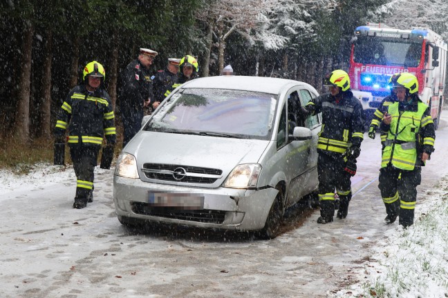 Regau: Autolenkerin bei winterlichen Fahrbedingungen von der Stra�e abgekommen