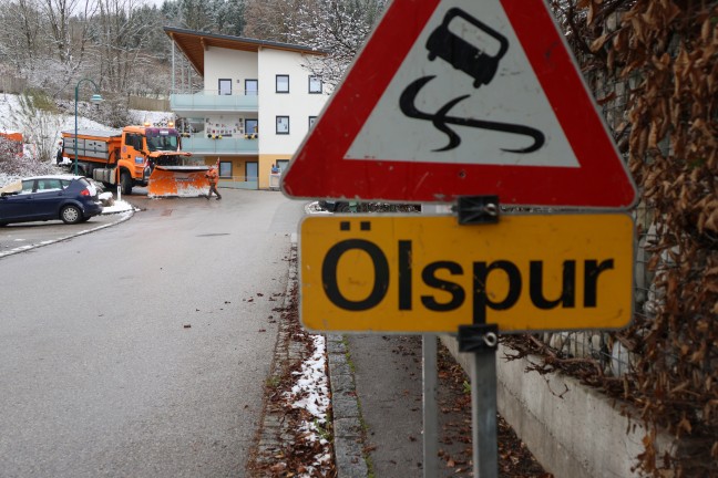 Schneepflug sorgte ungewollt f�r rutschige Stra�e in Gr�nburg