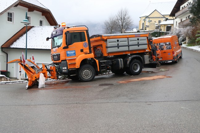 Schneepflug sorgte ungewollt f�r rutschige Stra�e in Gr�nburg