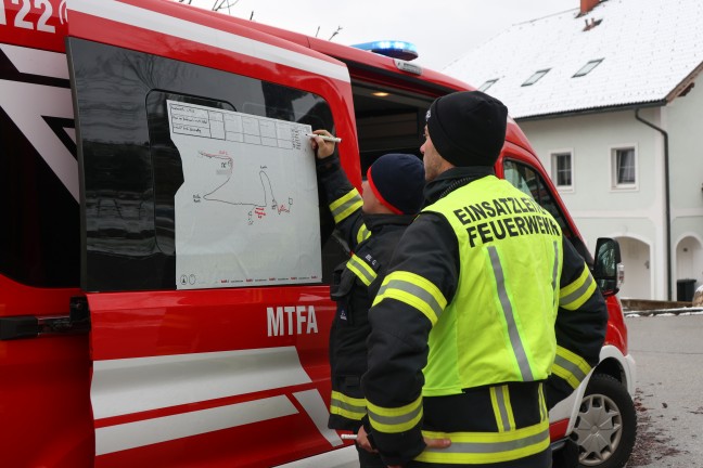 Schneepflug sorgte ungewollt f�r rutschige Stra�e in Gr�nburg