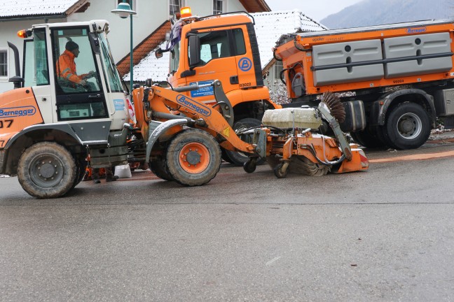 Schneepflug sorgte ungewollt f�r rutschige Stra�e in Gr�nburg