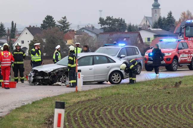 Frontalcrash zwischen zwei Autos in Enns fordert vier Verletzte