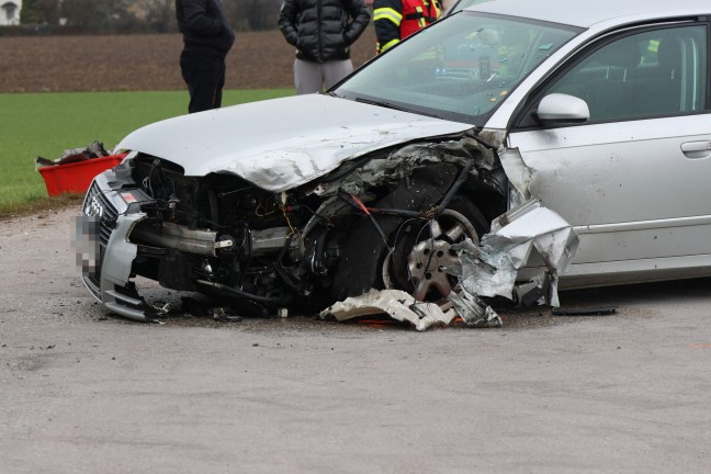 Frontalcrash zwischen zwei Autos in Enns fordert vier Verletzte