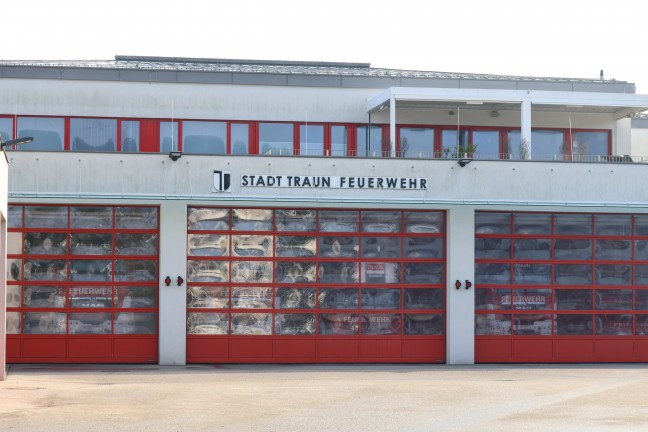 Einsatzkr�fte zu vermeintlichem Brand in einem Mehrparteienhaus in Traun alarmiert