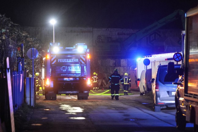 Brand bei einem Schrottplatz in Asten rasch unter Kontrolle gebracht