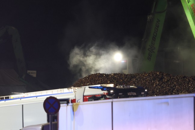 Brand bei einem Schrottplatz in Asten rasch unter Kontrolle gebracht