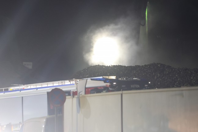 Brand bei einem Schrottplatz in Asten rasch unter Kontrolle gebracht