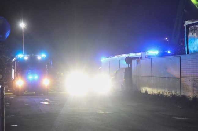 Brand bei einem Schrottplatz in Asten rasch unter Kontrolle gebracht