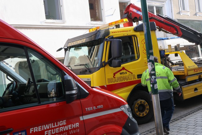 Dreister Falschparker in Wels-Innenstadt besch�ftigte Feuerwehr, Polizei und Abschleppdienst