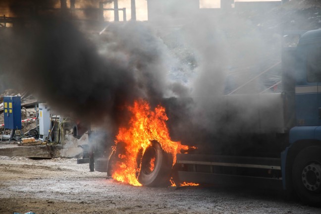 Drei Feuerwehren bei LKW-Brand auf Baustelle in Marchtrenk im Einsatz