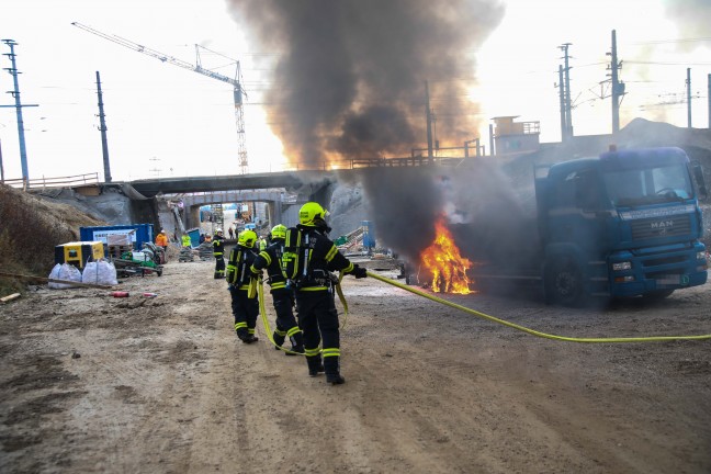Drei Feuerwehren bei LKW-Brand auf Baustelle in Marchtrenk im Einsatz