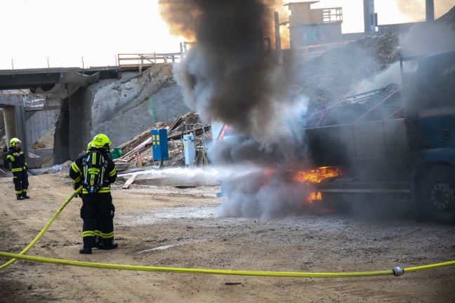 Drei Feuerwehren bei LKW-Brand auf Baustelle in Marchtrenk im Einsatz