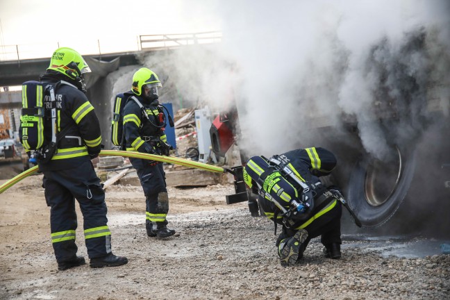 Drei Feuerwehren bei LKW-Brand auf Baustelle in Marchtrenk im Einsatz