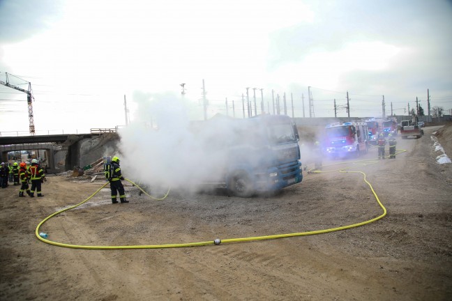 Drei Feuerwehren bei LKW-Brand auf Baustelle in Marchtrenk im Einsatz