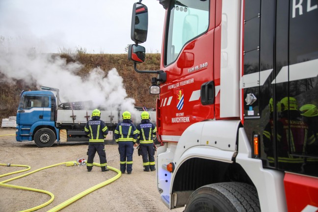 Drei Feuerwehren bei LKW-Brand auf Baustelle in Marchtrenk im Einsatz