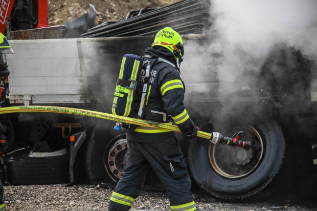Drei Feuerwehren bei LKW-Brand auf Baustelle in Marchtrenk im Einsatz