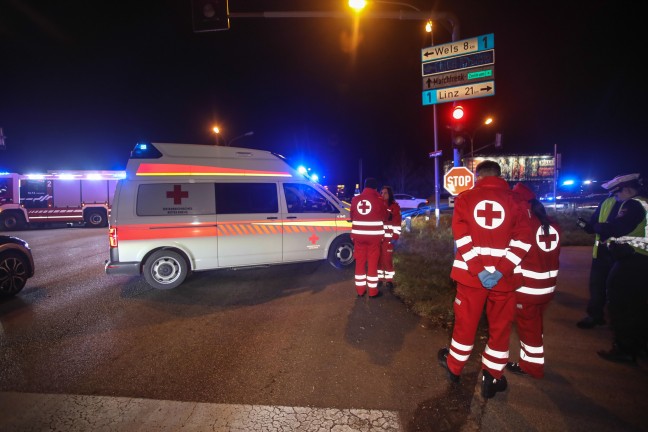 Schwerer Kreuzungscrash auf Wiener Stra�e in Marchtrenk fordert eine verletzte Person